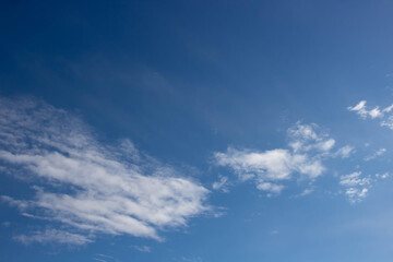 Obraz premium Blue sky with a white cloud on a bright sunny day