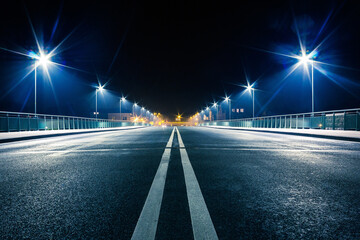 Strasse bei Nacht mittig fotografiert