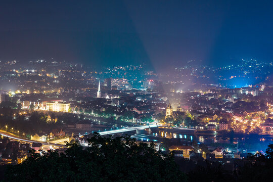 Stadt bei Nacht von oben