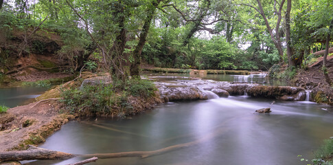 Ruisseau avec cascades à Sillans-la-Cascade dans le Var, Lubéron, sud de la France.