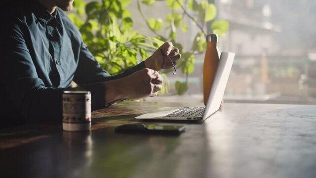 homme, bisness man, t&eacute;l&eacute;travaille, t&eacute;l&eacute;phone, travaille, ordinateur, ordinateur portable, boisson, th&eacute;, male, caf&eacute;, lunette, blond cheveux, boucl&eacute;e, travaillant, ville, appartement, maison, plante, lu