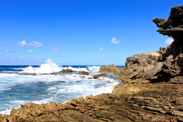 Ile aux Fouquet, Felsen, Klippen und Brandung am alten Leuchtturm, Mauritius.