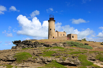 Fototapeta na wymiar Ile aux Fouqets Lighthouse ein ausgebrannter Leuchtturm und blauer Himmel vor Mauritius.