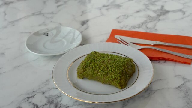 cennet camuru. It is a dessert prepared with kadayif and pistachios.