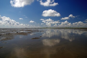 Fototapeta na wymiar Wolken und Spiegelbild über der Nordseeküste