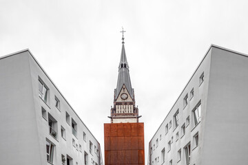 Kirche zwischen Häusen in Köln Deutschland