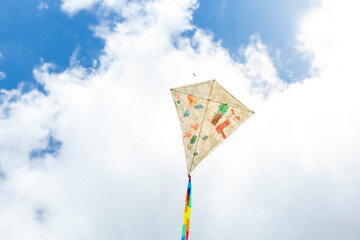 Selbst bemalter Drachen fliegt vor blauem Himmel. Kreativ bemalter Drachen. Drachen fliegen....