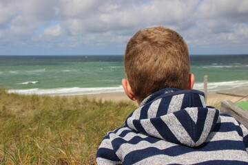 Kind schaut aufs Meer