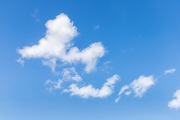 青い空にふわふわ浮く積雲、のんびりとした雰囲気