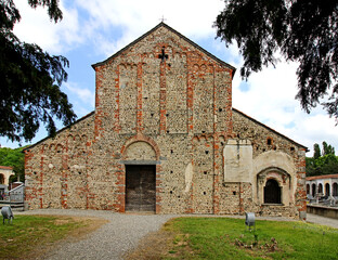 Fototapeta na wymiar la chiesa romanica di San Michele a Oleggio