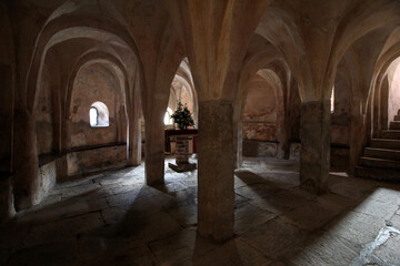 la cripta della chiesa romanica di San Michele a Oleggio
