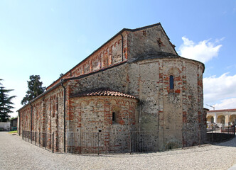 la chiesa romanica di San Michele a Oleggio; zona absidale