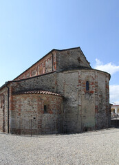 la chiesa romanica di San Michele a Oleggio; zona absidale