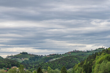 Obraz premium Hügellandschaft mi.t Wolkenstimmung