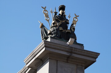 Fototapeta na wymiar statue of monarch