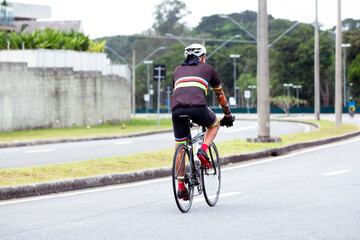 Fototapeta na wymiar Ciclista em movimento na via.