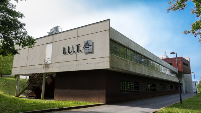 Anglet, France - 14 mai 2021: Vue ext&eacute;rieure d'un b&acirc;timent de l'IUT de Bayonne Pays Basque, situ&eacute; sur le campus d'Anglet Montaury