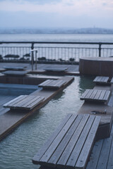 Obraz premium 夕暮れの桜島溶岩なぎさ公園の足湯