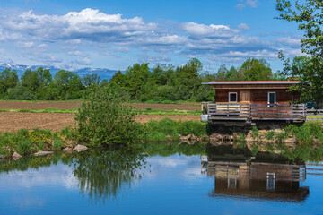 Obraz premium Fischteich mit Holzhütte
