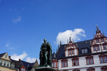 Fototapeta na wymiar Der historische Marktplatz von Coburg mit Prinz-Albert-Denkmal und Coburger Stadthaus bei Sonnenschein und blauem Himmel