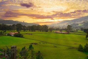 Vista de un atardecer desde el mirador de Guadalupe, Cerro Punta, Chiriquí, Panamá. En el fondo se ven caballos y montañas	