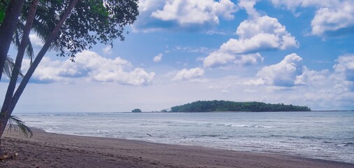 Vista de una isla en una playa en Punta Burica, Chiriquí, Panamá