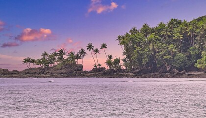 Vista de un atardecer en una isla de Puerto Armuelles en Chiriquí, Panamá 