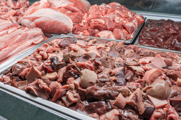 carne fresca y cruda en trozos con bandejas lista para su venta en la carnicería  - obrazy, fototapety, plakaty