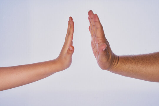 Mano de hombre adulto latino haciendo un gesto con la mano de un ni&ntilde;o en un fondo blanco