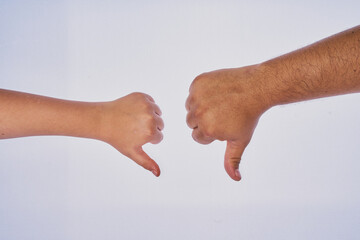 Mano de hombre adulto latino haciendo un gesto con la mano de un niño en un fondo blanco