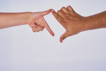 Mano de hombre adulto latino haciendo un gesto con la mano de un niño en un fondo blanco