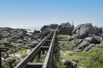 島で採掘した石材を船まで運搬するために使用されていたトロッコ跡【神津島】