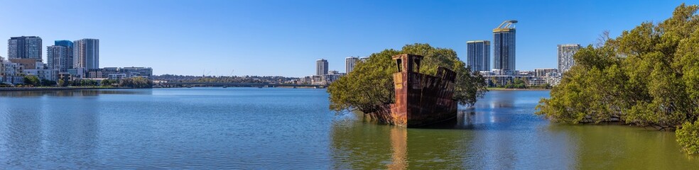 Obraz premium Rusted shipwreck in a mangrove area on Wentworth point Parramatta River NSW Australia 