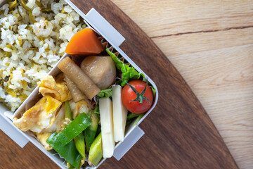 愛妻のために毎日作る男の弁当（煮物、豚肉玉子炒め）