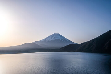 山梨県本栖湖と富士山