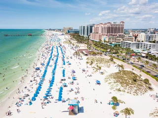 Photo sur Plexiglas Clearwater Beach, Floride Vacances d& 39 été en Floride. Panorama de la plage de l& 39 océan et des stations balnéaires aux États-Unis. Couleur bleu-turquoise de l& 39 eau. Côte ou rivage américain. Île du golfe du Mexique. Clearwater Beach en Floride. Vue aérienne sur la ville
