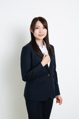 証明写真を撮る日本人ビジネスウーマン
