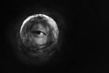 Mirada atreves del túnel obscuro    © Israel Barrios