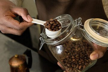コーヒーの入れ方7：瓶からメジャースプーンで珈琲豆を取り出す