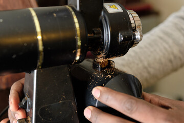 コーヒーの入れ方8：電動のコーヒーミルでコーヒー豆を挽く - obrazy, fototapety, plakaty