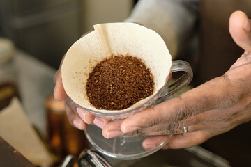 コーヒーの入れ方11：コーヒー豆を表面を平坦にする前