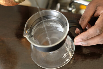 コーヒーの入れ方14：コーヒーサーバーを温める