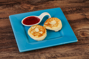 Cottage cheese pancakes with strawberry jam