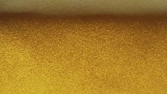 Nahaufnahme Bier in ein Glas mit Aufsteigende Blasen