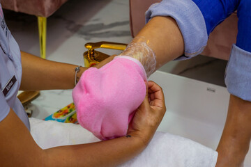 tratamiento de los pies de la mujer en un baño de queroseno en el spa. © eric.rodriguez