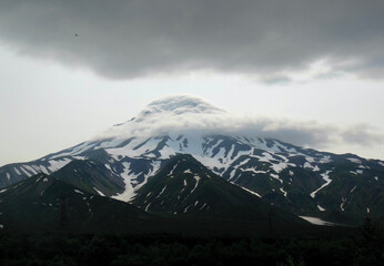 Fototapeta premium Vilyuchinsky volcano with a cloud cap