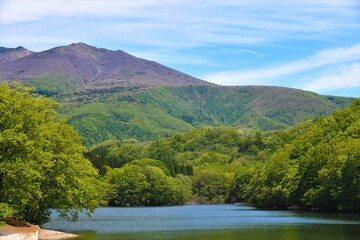 南蔵王長老湖
ハイキングコース、登山口があります
正面は不忘山