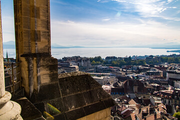Fototapeta na wymiar Vue sur la ville de Lausanne depuis le haut du clocher de la cathédrale de Lausanne (Canton de Vaud, Suisse)