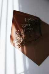 Brown enevelop filled with flowers for wedding, birthday, or graduation. Mood and lifestyle pictures for Instagram and Pinterest 