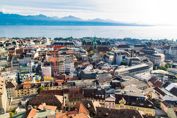 Fototapeta na wymiar Vue sur la ville de Lausanne depuis le haut du clocher de la cathédrale de Lausanne (Canton de Vaud, Suisse)